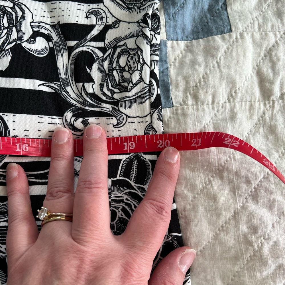Like new LuLaRoe column maxi dress black white rose floral short sleeve - Picture 3 of 6